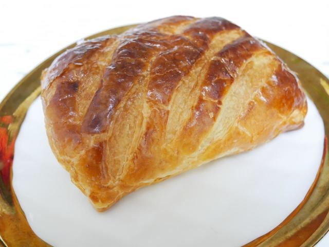 シフォンケーキを混ぜたフィリングを包んで焼き上げている／紅玉アップルパイ　税込368円