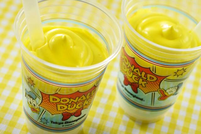 ドナルドダックのハーモニーフロスティ(ラムネ&ヨーグルト) 700円｜提供店舗：東京ディズニーランド 「トゥーントーン・トリート」｜東京ディズニーリゾート夏のひんやり冷たいメニュー
