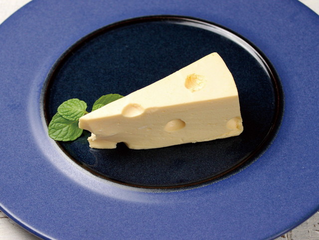 ふわふわで濃厚な味わい！『CHEESE! CHEESE!レアチーズケーキ』　￥390