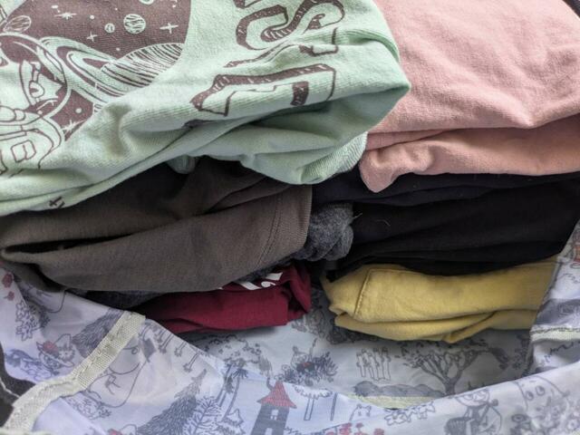 大き目Tシャツを8枚ざっくり入れても余裕がたくさんあります