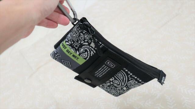 【KiU エチケットポーチ】Dカンにカラビナを通して吊るしても◎