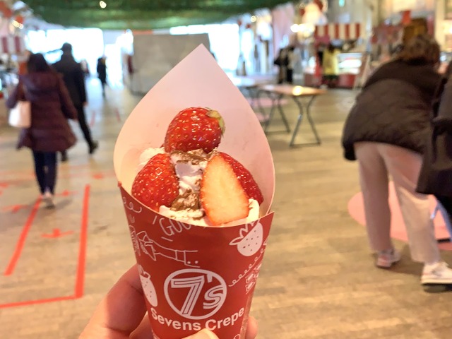 〈Strawberry Crepe Kitchen〉ティラミス×いちごのアイスクレープ（1,100円）