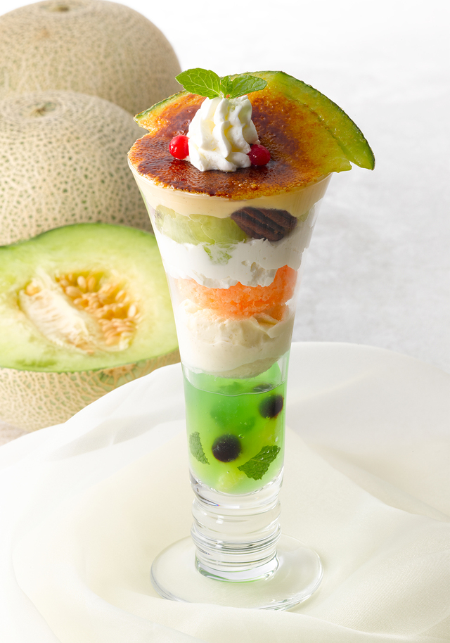 焦がしメロンのブリュレパフェ  1,280円（税込1,408円）【ロイヤルホスト 夏季限定デザート『Melon＆Granita（メロン＆グラニータ）』】