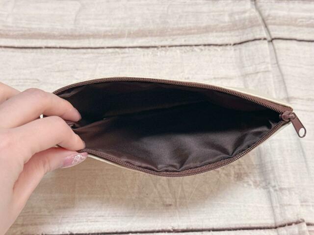 内側はブラウンの裏地付きでしっかりとした作り。うっすら綿が入っており、ふっくらした触り心地