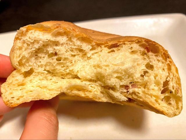 【シャトレーゼ　糖質82％カットのテーブルパンベーコンペッパー6個入り】中にもベーコンが入っています