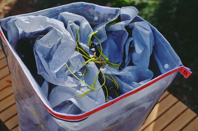 水に強い素材が用いられているので、濡れたものをそのまましまえる【hinata「アウトドアトラッシュバッグ」】