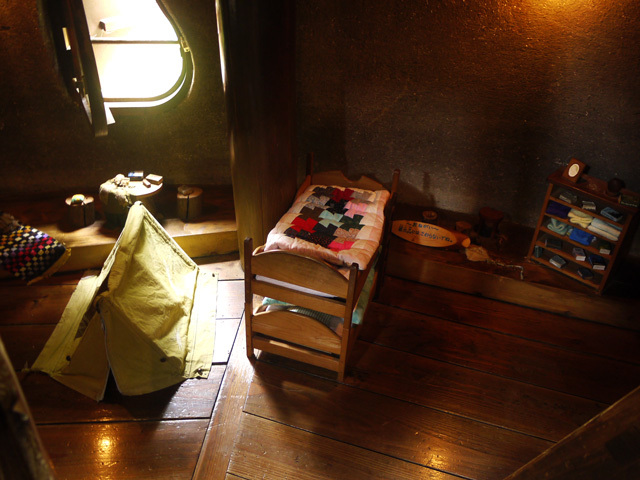 2階にはミニチュアの家具が並んだ部屋が点在