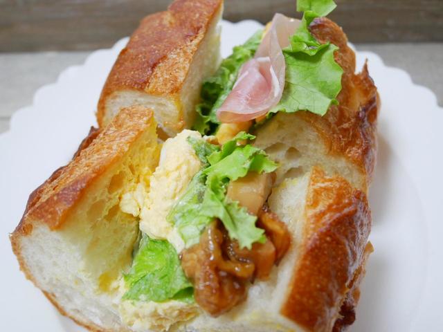 ソースはたまごたっぷりタルタル【照り焼きチキンと生ハムのカスクート　税込321円】