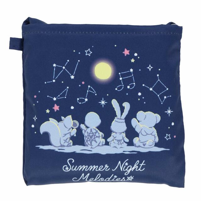ショッピングバッグ 2,500円｜サイズ：（本体）高さ約35×幅約33×マチ約14cm（収納時）縦約14×横約14cm｜「ダッフィー＆フレンズのサマーナイト・メロディー」スペシャルグッズ｜東京ディズニーリゾート40周年“ドリームゴーラウンド”｜発売日：2023年7月3日（月）｜販売店舗：東京ディズニーシー「マクダックス・デパートメントストア」