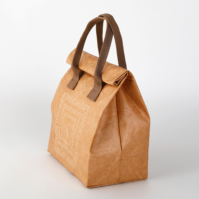 【紀ノ国屋 リンクリーランチ保冷バッグ】開口部はロールトップ仕様で、くるっと巻いて開閉可能！マグネットで簡単に固定できます