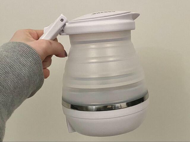 【折りたためるダブル保温ケトル】重さは約700gで、手が当たっても簡単に倒れにくい
