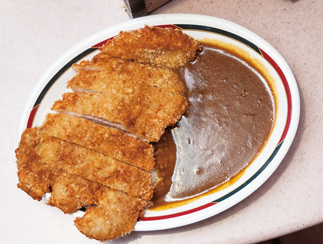 アルプス／BIGカツカレー 570円 たっぷりのカレーにジャンボサイズのカツがのっていて、食べ応えある一皿だ。