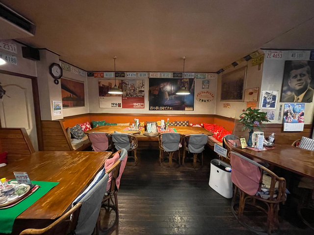 【トニーズピザ】カウンターの他、テーブル席もある