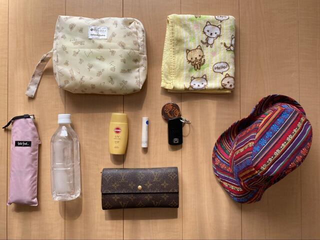 【無印良品　撥水2WAYワンショルダーバッグ】おむつ、おしり拭き、タオル、ペットボトルなど、子連れで公園に行く時のアイテムを入れてみると…⇒