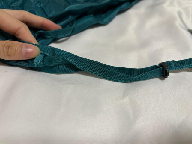 【mont-bell　U.L.MONO ショルダー L】調節したショルダーストラップの余りはバッグに収納できるので、邪魔になりません♪