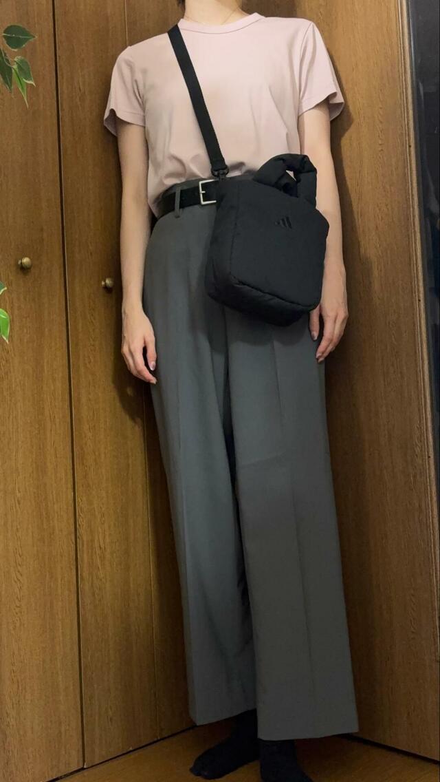 【adidas マストハブ パフィー スモール バッグ】きれいめコーデもほどよくカジュアルダウンしてくれます◎