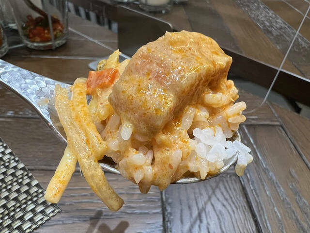 「ゲーン ペッ」はココナッツミルクのレッドカレーのこと