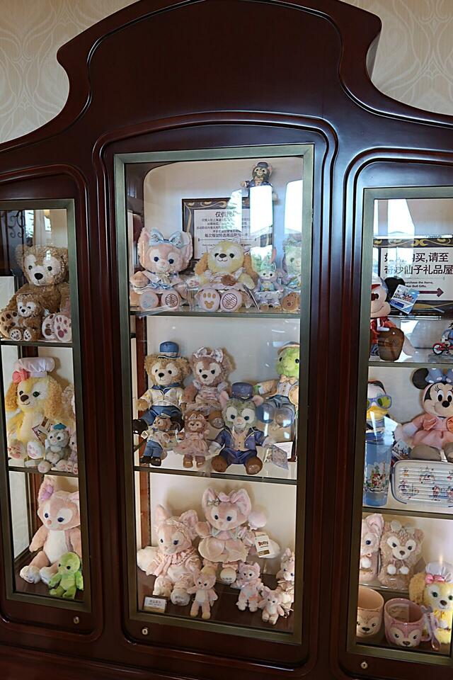 「上海ディズニーランドホテル」ショップの前にあるキャビネット