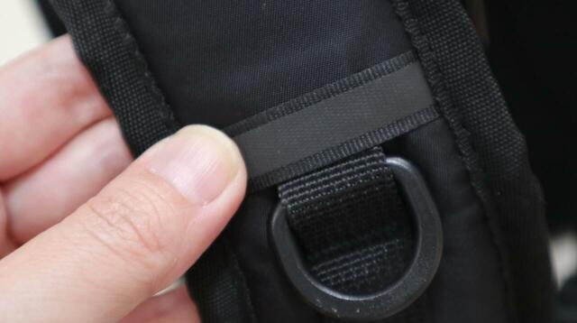 【コールマン ウォーカー25】左右のショルダーベルトには反射材とフックが付いています