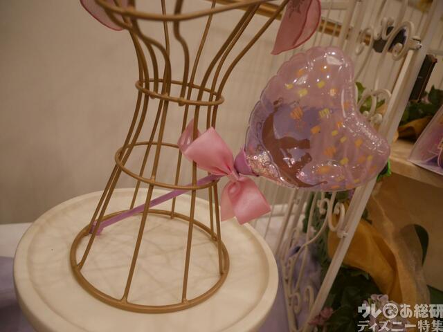 手持ちバルーン 800円｜「ラプンツェルのランタンフェスティバル」をテーマにしたグッズ｜東京ディズニーシー新テーマポート「ファンタジースプリングス」｜販売店舗：東京ディズニーシー「エンポーリオ」｜発売日：2024年5月28日（火）