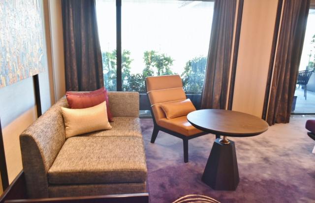 ソファやテーブルがあらゆるところに設置され、時間に沿って変わりゆく景色をのんびり眺めて過ごせる。なんて贅沢なんだ