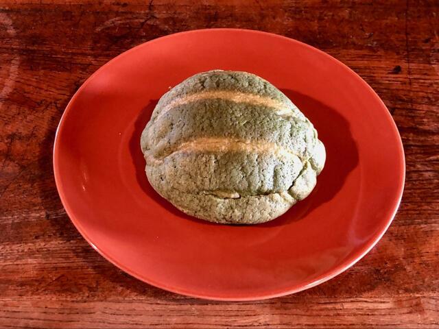 【ファミリーマート 濃い宇治抹茶メロンパン】抹茶の緑色ととビスケット生地の白色の縞模様が可愛いですね