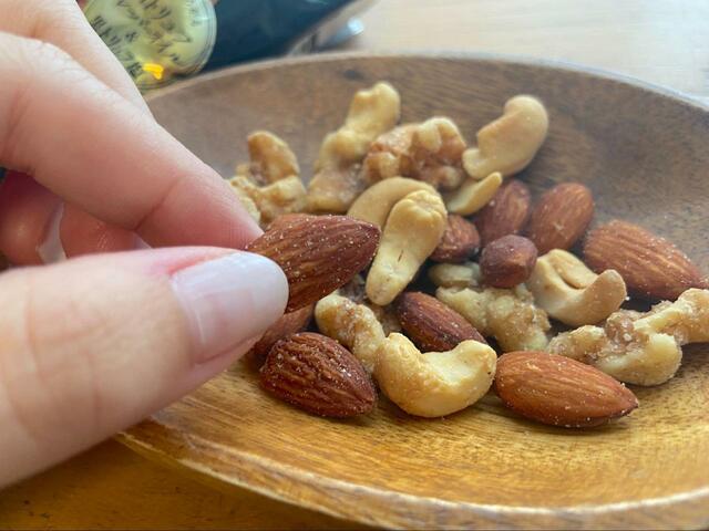 【ダイソー 白と黒のトリュフ香るミックスナッツ】アーモンドの軽い食感とトリュフの香りが合う！