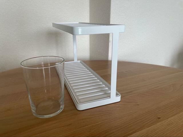 【tower（山崎実業）トレー付きジャグボトル＆グラススタンド 2段】グラスとの大きさを比較