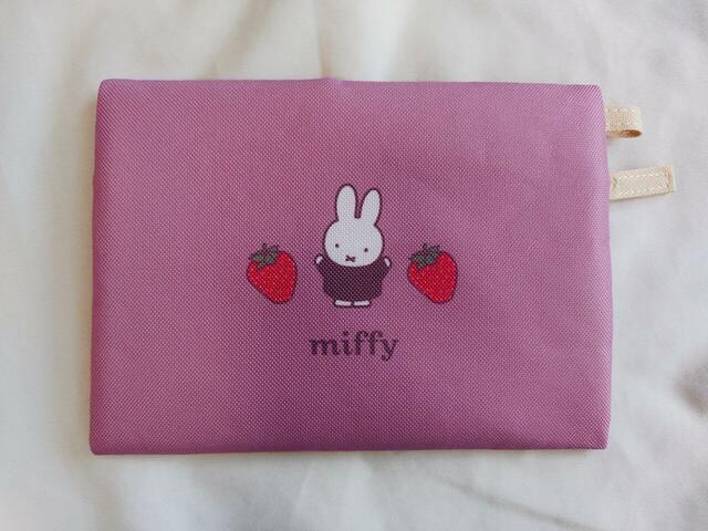 裏面にはミッフィーとイチゴのイラストつき