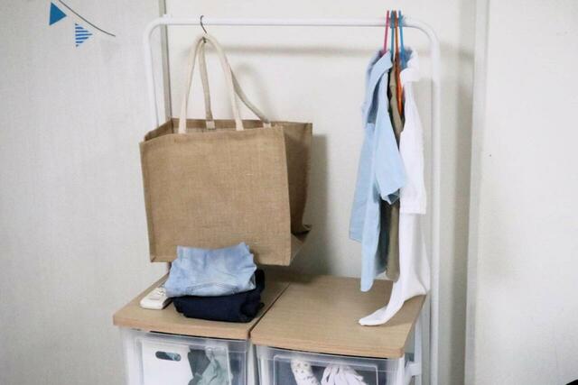 【ハンガーラック×チェストで収納大改造】カーテンレールに吊っていた服も一か所にまとめられるようになりました◎