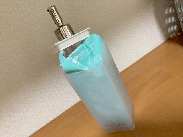 【ニトリ フィルムフックツーウェイディスペンサー】中身が透けるので、モノトーンなパッケージの詰め替え石鹸の方がいいと思います