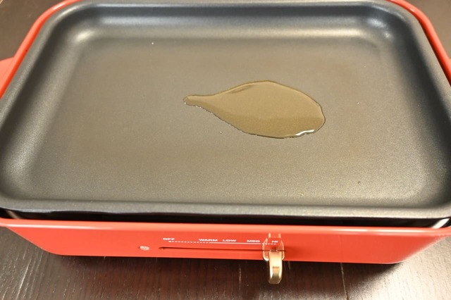 【チーズタッカルビ風豚キムチーズ】ホットプレートに油をひく