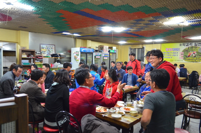 全州のマッコリ酒場では酔いも手伝って誰もが人なつっこくなる。隣席の韓国人とブロークンな英語や日本語、韓国語であいさつすれば、たちまち乾杯が始まる。「マッコリ一番地」にて