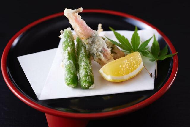 「鱚梅肉揚げ」<期間:2025年6月27日~29日>【パティシエが目の前で仕上げる「メロンプリンパフェ」も食べ放題♪3日間限定のスペシャルブッフェが「グランドニッコー東京ベイ 舞浜」で開催!】