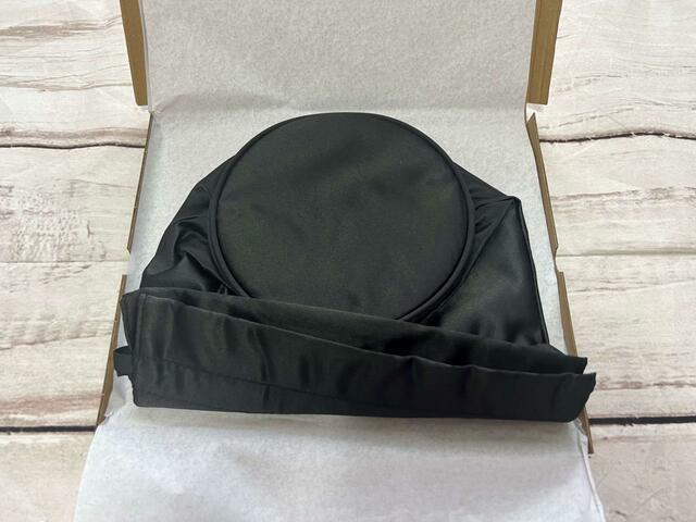 薄紙を開くと…TSURU By MARIKO OIKAWAの自立型ミニバッグが登場！