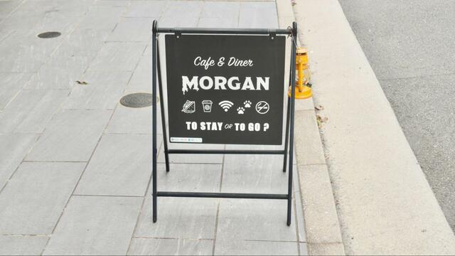【広島の人気カフェ3選　”morgan”】道路沿いにあって看板と店舗の窓のずらりと並んだメニューのポスターが目印