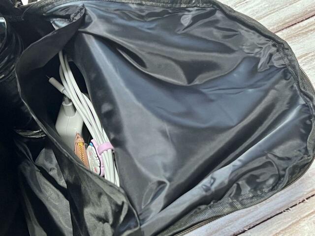 【otonaMUSE（オトナミューズ）6月号増刊】フロント側のポケットはPCの充電器や財布などを入れるとGood！