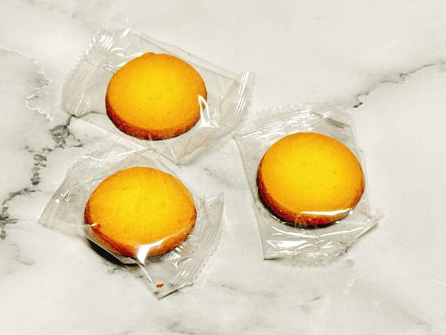 【カルディ ホリデークッキー缶　シマエナガとムシクイ柄】個包装のバタークッキーが3枚入っています