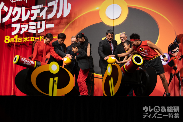 最後に大砲を撃つと、会場からバルーンが飛び出した｜『インクレディブル・ファミリー』ジャパンプレミア