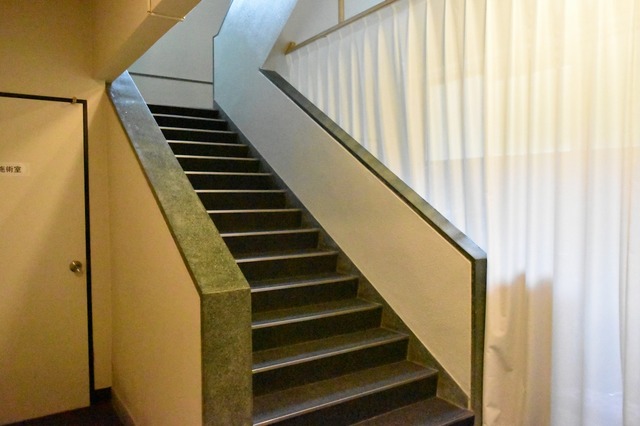 学校らしい階段