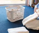 【KEYUCA（ケユカ）】腰にやさしいランドリーバスケット（ライトグレー）：洗濯ものを畳むときは脚を外して