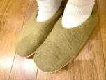 【BEAMS fennica ルームシューズ フェルトスリッパ】メンズアイテムですが、女性の筆者が履いてもまったく違和感なし♪