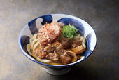国産牛煮込みの肉讃岐うどん(890円/税込979円)【新業態「肉讃岐 もっちりうどん源次郎」5/27オープン】