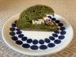 【アマムダコタン 抹茶ボール ホワイトチョコのクランベリーナッツサンド】抹茶色のパン