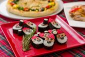 「サンタの飾り寿司」<期間:2026年11月9日~12月25日>【「国産牛のローストビーフ」や「サンタ寿司」「トナカイハンバーグ」も登場♪USJオフィシャルホテルのブッフェでクリスマス気分を大満喫!】