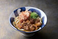 国産牛煮込みの肉讃岐うどん(890円/税込979円)【新業態「肉讃岐 もっちりうどん源次郎」5/27オープン】