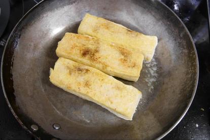 豆腐 は 冷凍保存 するとお肉みたいな食感に 基本の作り方 アレンジレシピ 3選を紹介 4 4 うまいめし