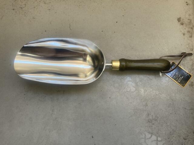 【カインズ　ガーデニング　スコップ】寄せ植えのためのスコップも購入