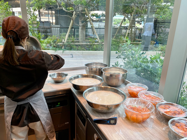 【LE TREIZE】カヌレには卵黄しか使わないため、卵白が余る。その卵白でフィナンシェを作ることに