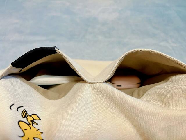 【アベイル】外側のポケットは厚みのないものを入れるのがおすすめ